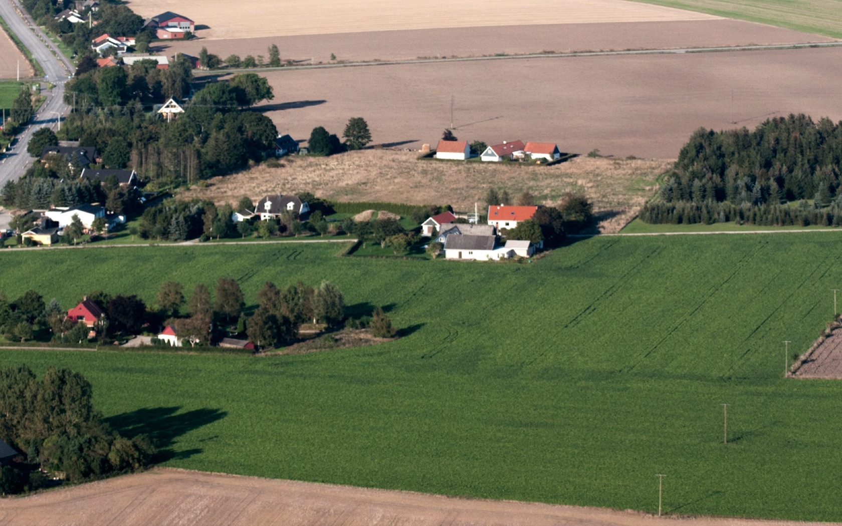 Flygbild över odlingsmark med en streckad gräns ritad över en åker.